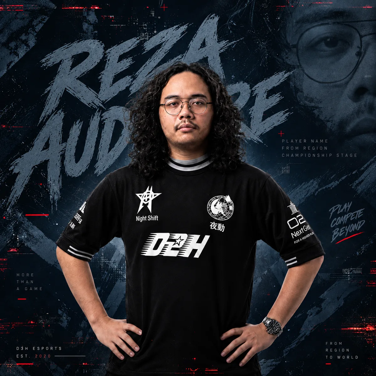 Reza Auditore mengenakan jersey hitam dengan latar artwork Reza Auditore