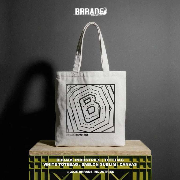 Tote bag putih BRRADS dengan logo B berwarna hitam